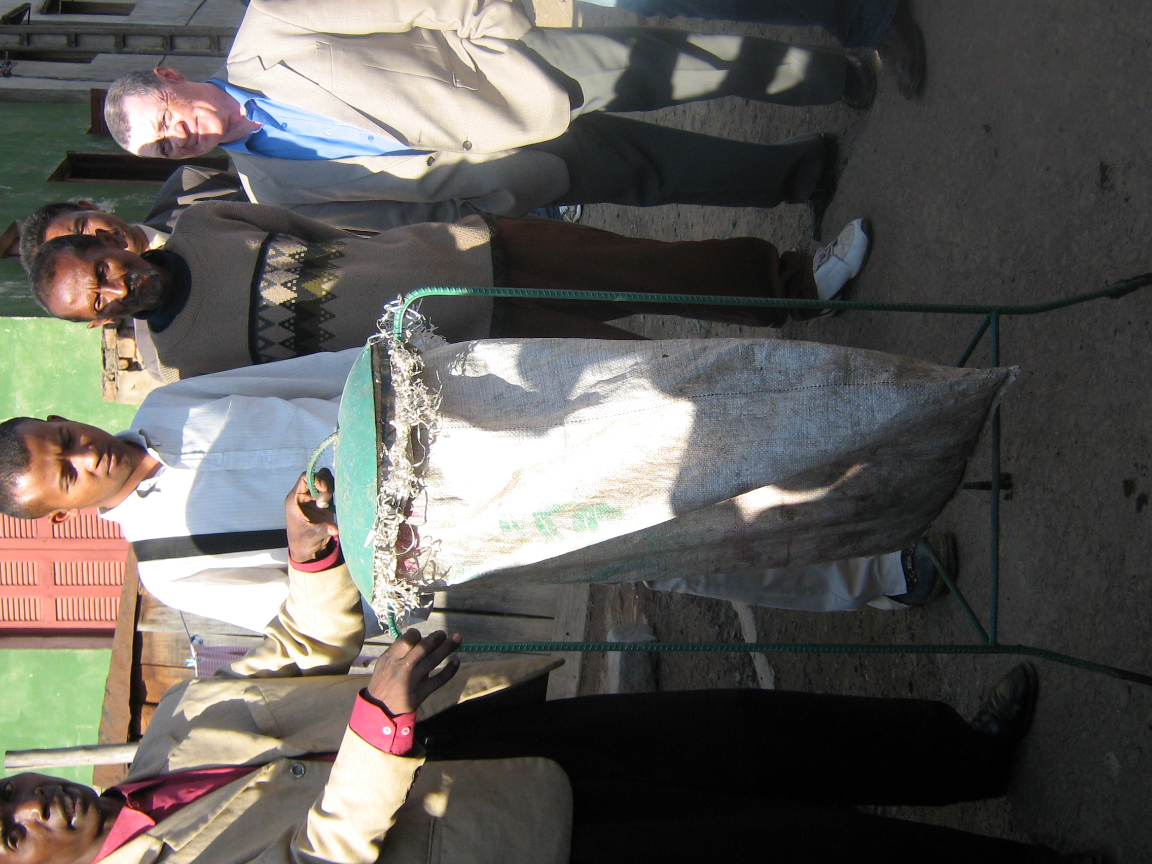 Comunidade demonstrando como recolhia o lixo docimiciliar